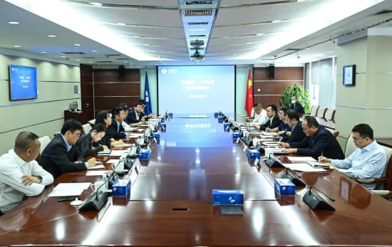 刘源与中国建材股份副总裁王兵举行会谈(图1)