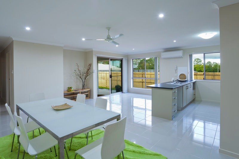 客厅地板材质与实木铺设详解：选择指南与保养技巧 - 新媒体情报驿站